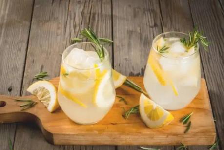 柠檬和梨子可以一起煮水喝吗(柠檬和梨煮水喝有什么功效与作用)