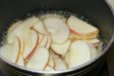 苹果煮熟要马上吃吗(苹果蒸熟熄火放在锅里可以吗)
