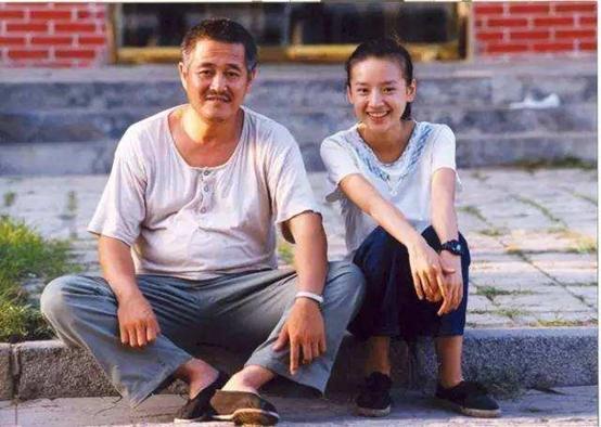 1995年,年仅16岁的董洁就被挑中到春晚露脸,在赵丽蓉老师的小品中跑