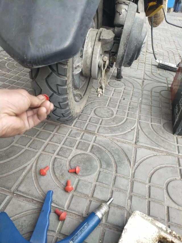 电动车真空轮胎怎么补胎(补电动车真空胎的最好的方法)