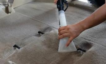 清洗地毯可以用洗衣粉吗(自己在家怎样清洗地毯)