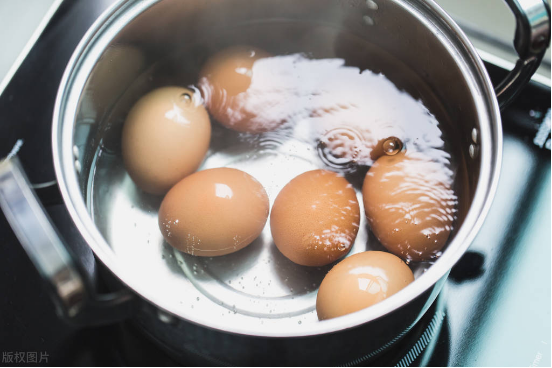 煮鸡蛋冷水下锅还是热水(水煮鸡蛋用开水还是冷水)
