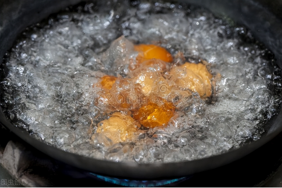 煮鸡蛋冷水下锅还是热水(水煮鸡蛋用开水还是冷水)